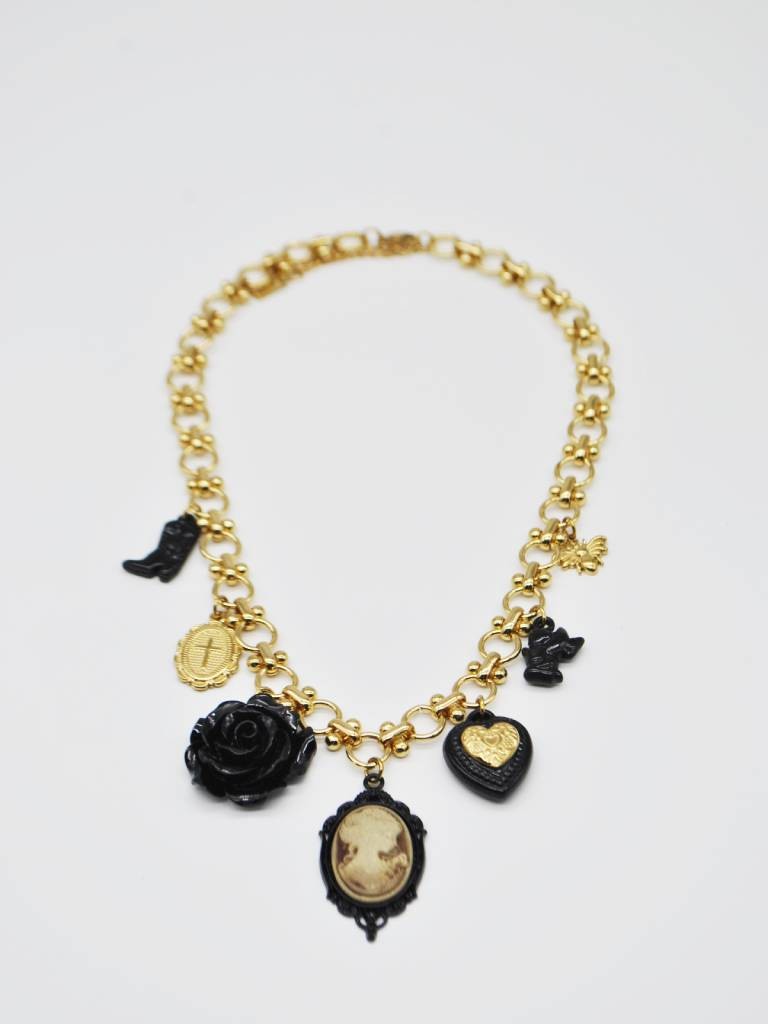 COLAR COM PENDENTES PRETOS