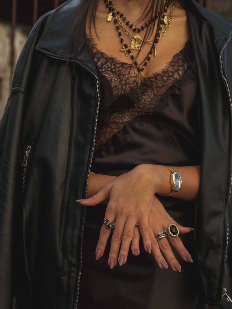 COLAR COMPRIDO COM BOLAS