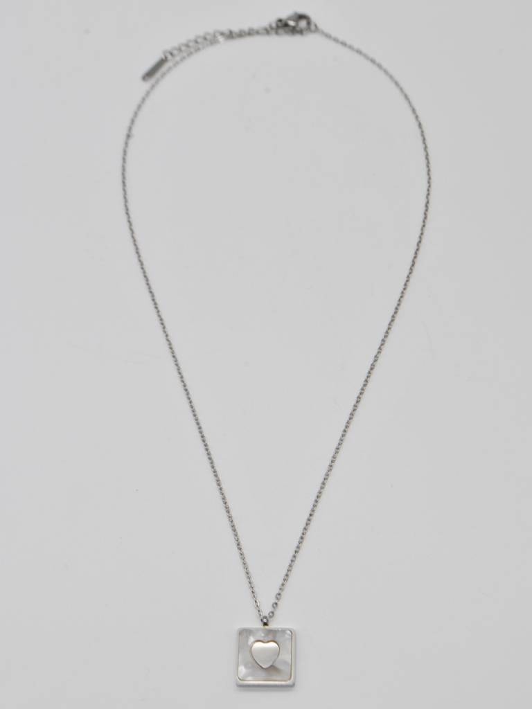 COLAR COM PENDENTE EM CORAÇÃO