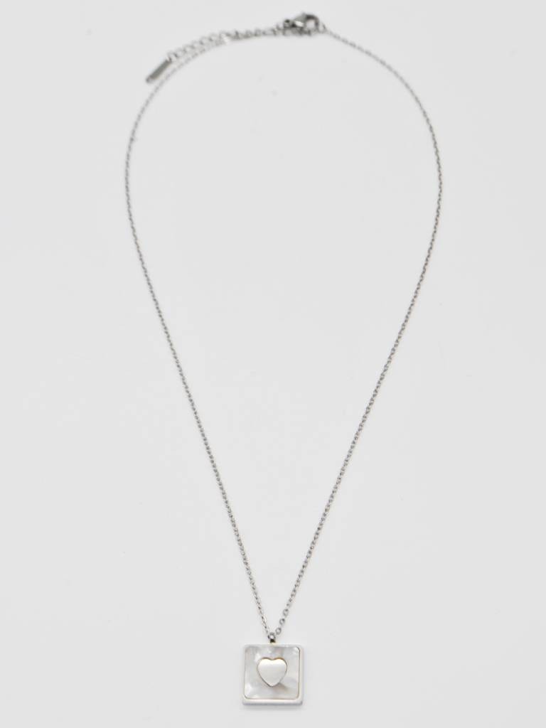 COLAR COM PENDENTE EM CORAÇÃO