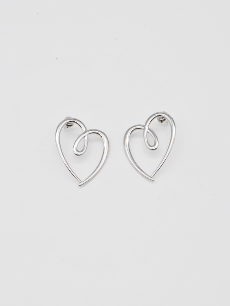 BRINCOS PRATEADOS DE CORAÇÃO